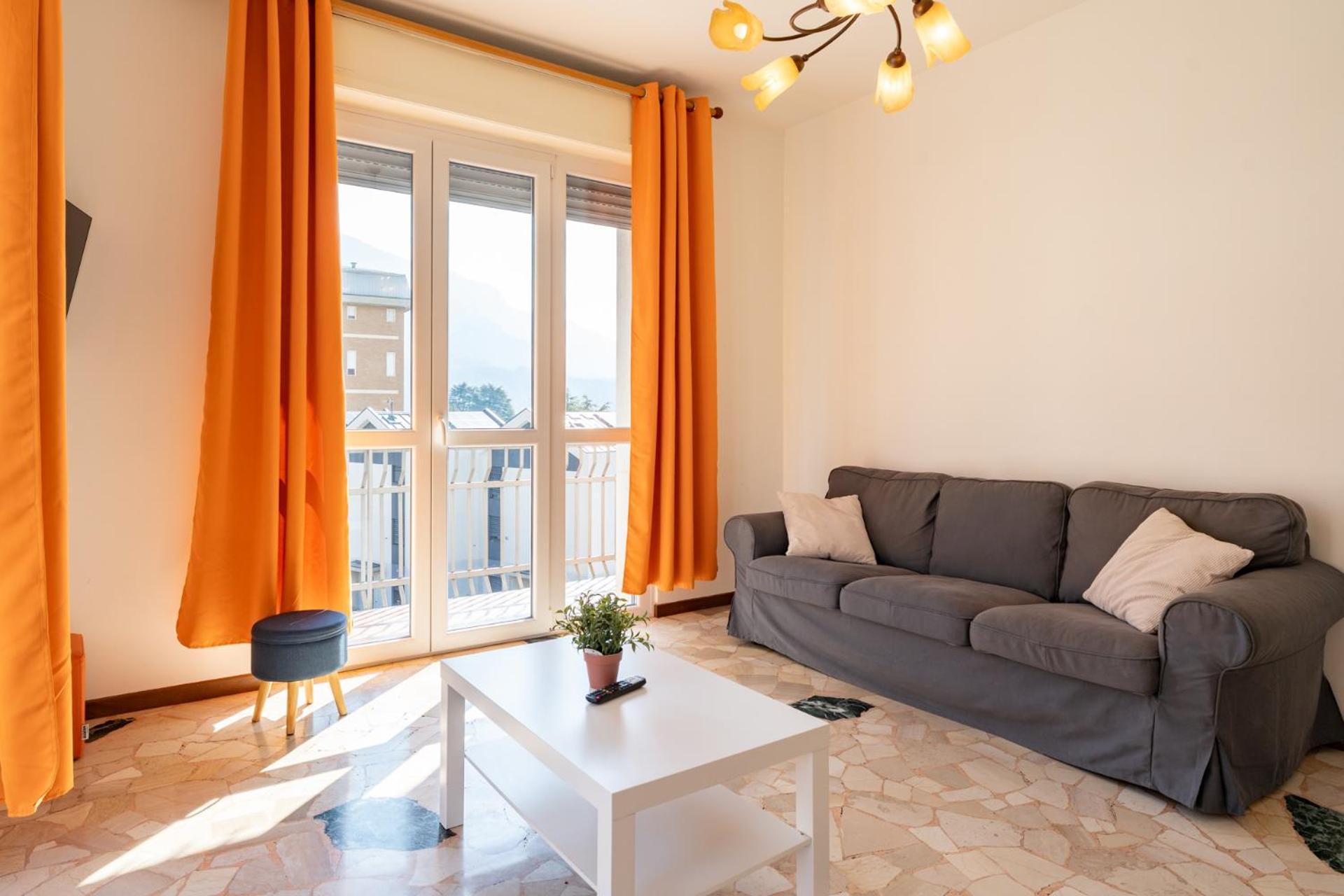 Spacious Apartment With Panoramic Views In Lecco Eksteriør billede