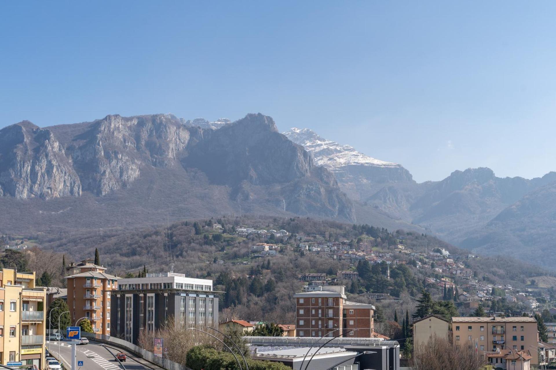 Spacious Apartment With Panoramic Views In Lecco Eksteriør billede
