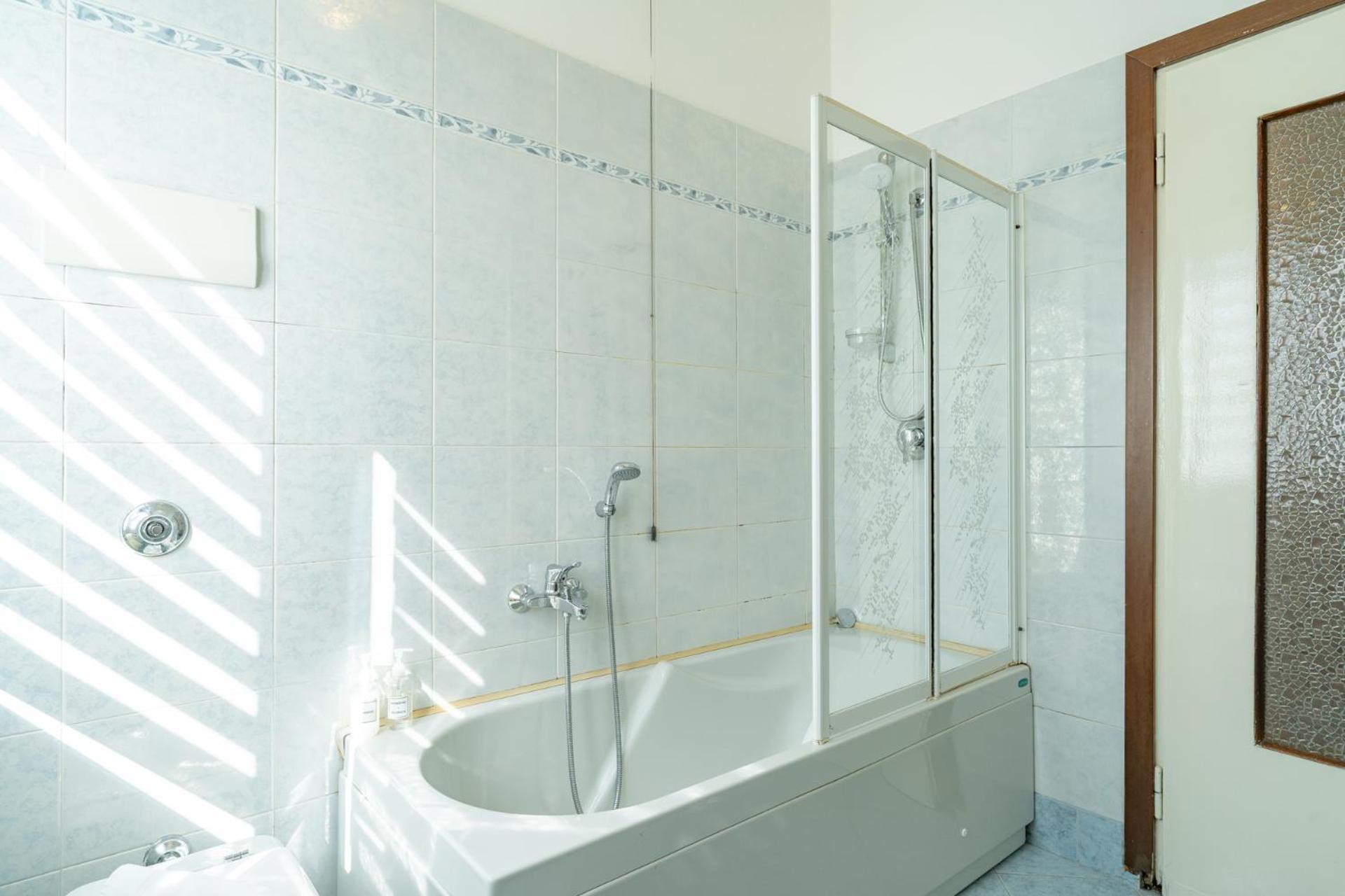 Spacious Apartment With Panoramic Views In Lecco Eksteriør billede