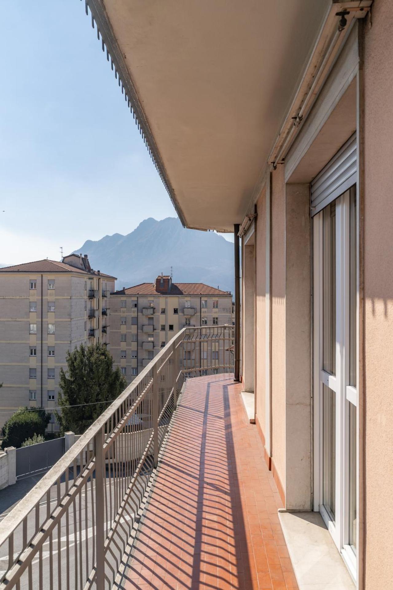 Spacious Apartment With Panoramic Views In Lecco Eksteriør billede